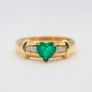 Laurenti Heart shape emerald ring in 18k yellow gold