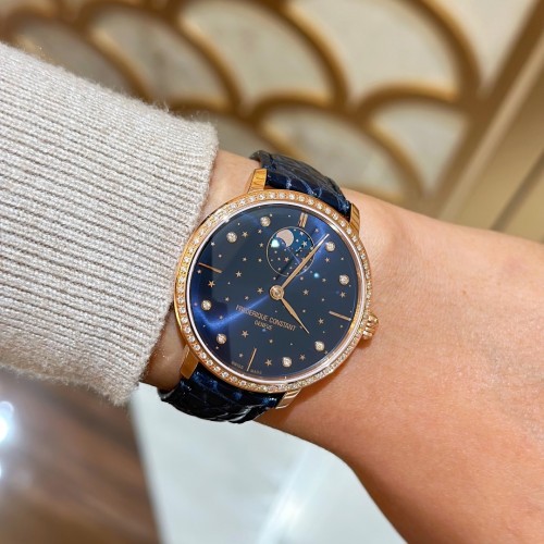Loving this timepiece, to the 🌛and back! 🌃 
...